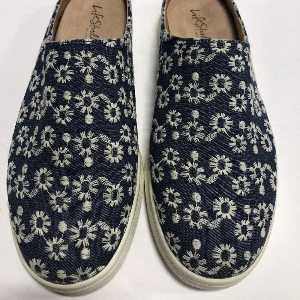 LifeStride Women’s Nomad, Blue/White Slip-On Flats, Size 11M